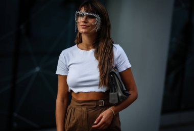 Milan, İtalya - 18 Eylül 2019: Milano Moda Haftası sırasında Carlotta Rubaltelli sokakta.