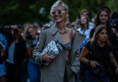 Milan, İtalya - 19 Eylül 2019: Milano Moda Haftası sırasında Viktoria Rader sokakta.