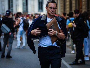 Milan, Italy- 21 Eylül 2019: Milano Moda Haftası 'nda Sokaktaki Adam.