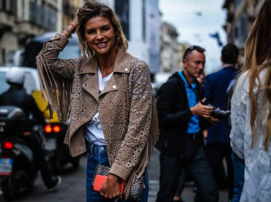 Milan, Italya- 20 Eylül 2019: Martina Kolombiya Milano Moda Haftası boyunca sokaklardaydı.