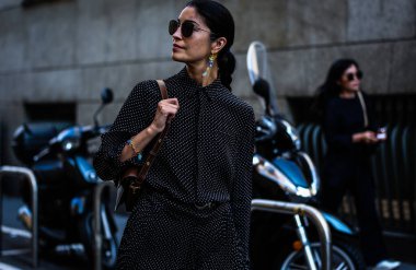 Milan, Italy- 20 Eylül 2019: Milano Moda Haftası sırasında Caroline Issa sokakta.