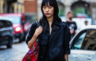 Milan, Italy- 18 Eylül 2019: Milano Moda Haftası 'nda Sokakta Kadın.