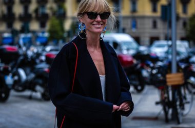 Milan, Italy- 20 Eylül 2019: Jeanette Madsen Milano Moda Haftası sırasında sokakta.