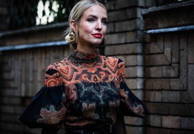 Milan, Italy- 20 Eylül 2019: Milan Moda Haftası 'nda Leonie Hanne sokaktaydı.