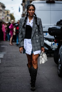 Milan, İtalya - 20 Eylül 2019: Milano Moda Haftası sırasında Tamara Kaliniç sokakta.