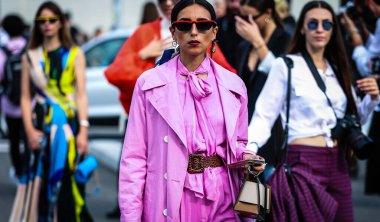 Milan, İtalya - 18 Eylül 2019: Gabriella Berdugo Milano Moda Haftası sırasında sokakta.