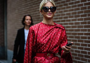 Milan, Italy- 19 Eylül 2019: Milano Moda Haftası sırasında Caroline Daur sokakta.