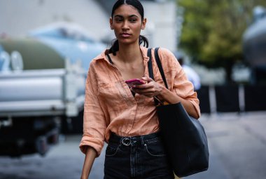 Milan, Italy- 18 Eylül 2019: Milano Moda Haftası 'nda Sokakta Kadın.