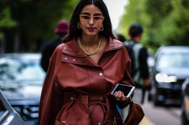 Milan, Italy- 19 Eylül 2019: Milano Moda Haftası 'nda Bettina Looney sokakta.