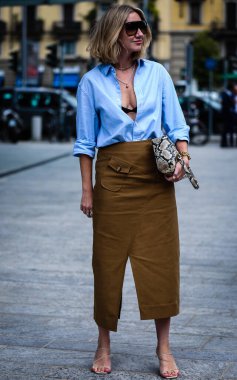 Milan, Italy- 20 Eylül 2019: Milano Moda Haftası 'nda Lisa Aiken sokakta.