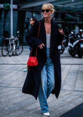 Milan, Italy- 20 Eylül 2019: Jeanette Madsen Milano Moda Haftası sırasında sokakta.