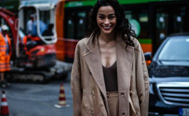 Milan, Italy- 19 Eylül 2019: Milano Moda Haftası 'nda Sokakta Kadın.