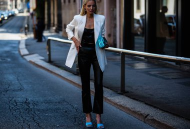 Milan, İtalya - 21 Eylül 2019: Milano Moda Haftası sırasında Leonie Hanne sokakta.