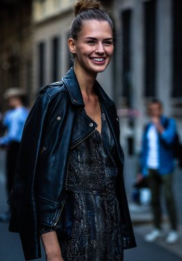 Milan, Italy- 21 Eylül 2019: Milano Moda Haftası boyunca sokaklarda manken.