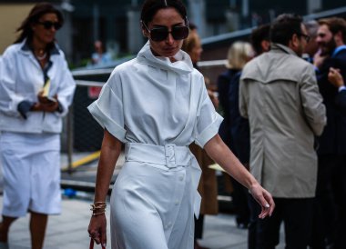 Milan, İtalya - 20 Eylül 2019: Milano Moda Haftası sırasında Geraldine Boublil sokakta.