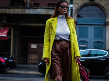 Milan, Italy- 19 Eylül 2019: Milano Moda Haftası 'nda Sokakta Kadın.