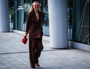 Milan, İtalya - 18 Eylül 2019: Milano Moda Haftası sırasında Leonie Hanne sokakta.