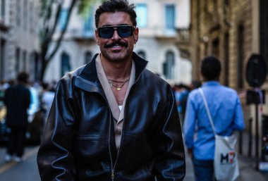 Milan, İtalya - 21 Eylül 2019: Milano Moda Haftası sırasında Alex Badia sokakta.
