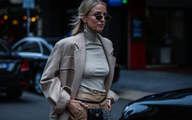 Milan, İtalya - 19 Eylül 2019: Leonie Hanne Milano Moda Haftası 'nda sokakta.