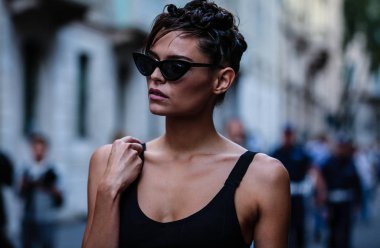 Milan, Italy- 21 Eylül 2019: Milano Moda Haftası boyunca sokaklarda manken.