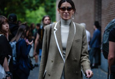 Milan, İtalya - 19 Eylül 2019 Deborah Reyner Sebag Milano Moda Haftası sırasında sokakta.