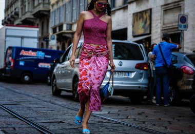 Milan, İtalya - 18 Eylül 2019: Milano Moda Haftası 'nda Doina Ciobanu sokakta.