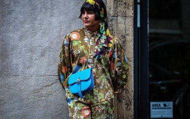 Milan, İtalya - 18 Eylül 2019: Milano Moda Haftası sırasında Maria Bernad sokakta.