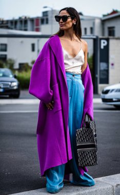 Milan, Italy- 18 Eylül 2019: Milano Moda Haftası 'nda Sokakta Kadın.