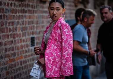 Milan, Italy- 20 Eylül 2019: Milano Moda Haftası sırasında Jaime Xie sokakta.