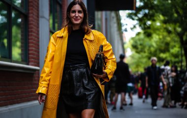 Milan, İtalya - 19 Eylül 2019: Milano Moda Haftası 'nda Gala Gonzalez sokakta.