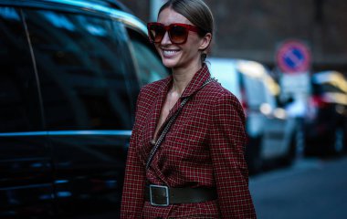 Milan, Italy- 19 Eylül 2019: Milano Moda Haftası 'nda Sokakta Kadın.