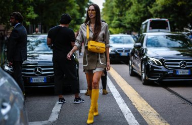 Milan, Italy- 19 Eylül 2019: Estelle Chemouny Pigault Milano Moda Haftası sırasında sokakta.