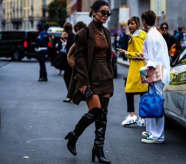 Milano, İtalya - 19 Eylül 2019: Milano Moda Haftası sırasında Camila Coelho sokakta.
