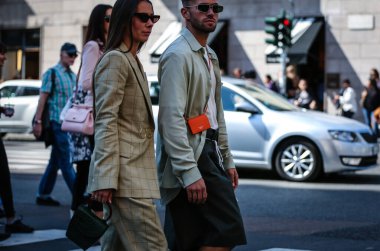 Milan, İtalya - 21 Eylül 2019: Milano Moda Haftası sırasında Alice Barbier ve Jean-Sebastien Rocques sokaktaydı.