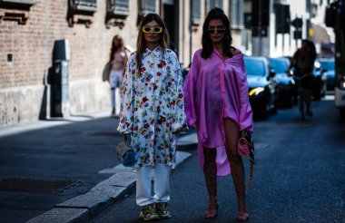 Milan, İtalya - 21 Eylül 2019: Angela Rozas Saiz ve Aida Domenech Milano Moda Haftası sırasında sokakta.