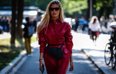 Milan, Italy- 21 Eylül 2019: Milano Moda Haftası 'nda Sokakta Kadın.