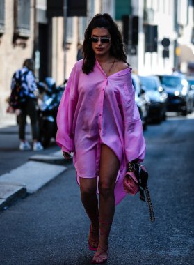 Milan, İtalya - 21 Eylül 2019: Aida Domenech Milano Moda Haftası sırasında sokakta.