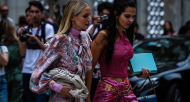 Milan, İtalya - 18 Eylül 2019: Leonie Hanne ve Doina Ciobanu Milano Moda Haftası sırasında sokaktalar.