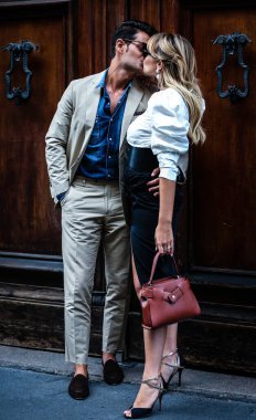 Milan, İtalya - 21 Eylül 2019: Frank Gallucci ve Giulia Gaudino Milano Moda Haftası sırasında sokakta.