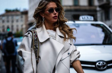 Milan, İtalya - 20 Eylül 2019: Milano Moda Haftası sırasında Maja Malnar sokakta.