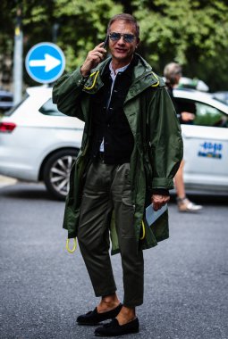 Milan, İtalya - 19 Eylül 2019: Tiberio Pellegrinelli Milano Moda Haftası sırasında sokakta.