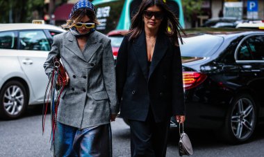 Milan, Italy- 19 Eylül 2019: Milano Moda Haftası 'nda kadınlar sokakta.