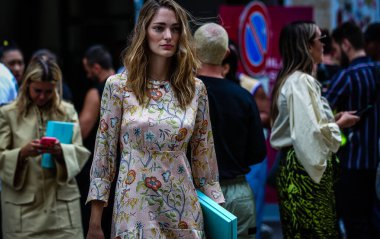 Milan, Italy- 18 Eylül 2019: Milano Moda Haftası 'nda Sokakta Kadın.