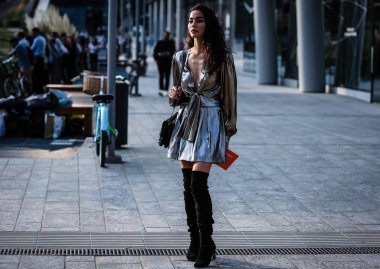 Milan, Italy- 18 Eylül 2019: Milano Moda Haftası 'nda Sokakta Kadın.