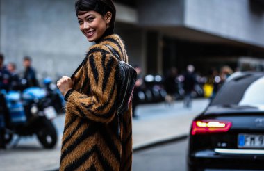 Milan, Italy- 19 Eylül 2019: Milano Moda Haftası 'nda Sokakta Kadın.