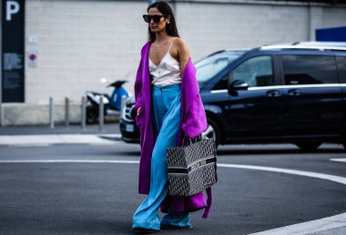 Milan, Italy- 18 Eylül 2019: Milano Moda Haftası 'nda Sokakta Kadın.