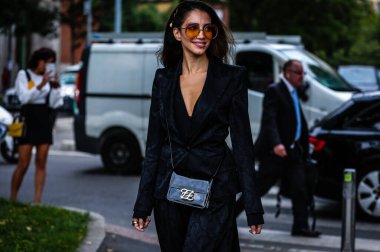 Milan, Italy- 19 Eylül 2019: Jessica Kahawaty Milano Moda Haftası sırasında sokakta.