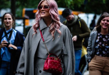 Milan, İtalya - 19 Eylül 2019: Milano Moda Haftası sırasında Valentina Ferragni sokakta.