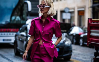 Milan, İtalya - 18 Eylül 2019: Milano Moda Haftası sırasında Viktoria Rader sokakta.