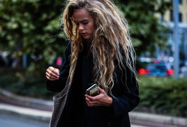 Milan, Italy- 20 Eylül 2019: Milano Moda Haftası sırasında Olivia Vinten sokakta.